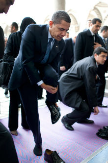 ObamaRemovesShoestovisitBlueMosque