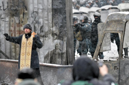 Priest-between-soldiers-and-protesters-Kiev