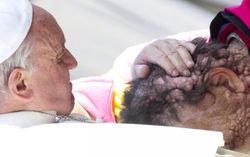 Pope-Francis-Disfigured-Man