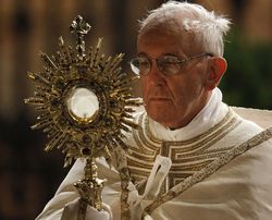 Popefranciswithmonstrance